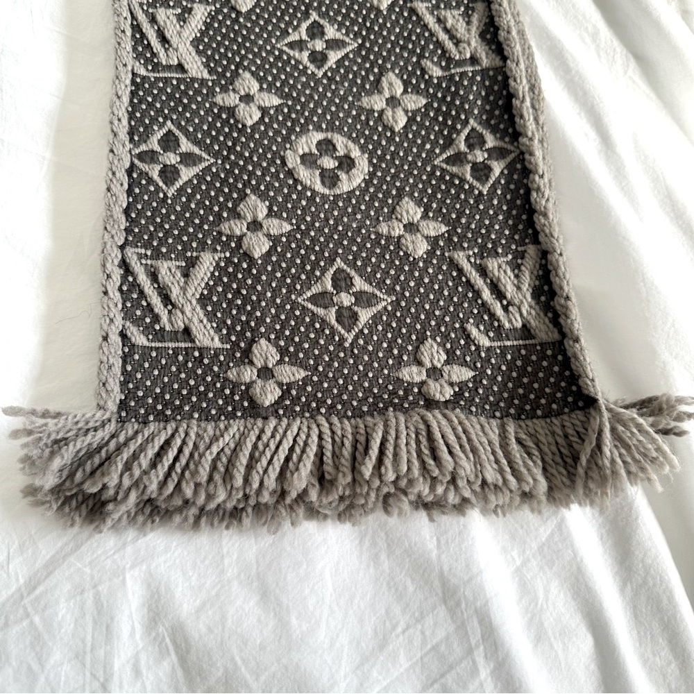 LOUIS VUITTON M72242 Esharp Logomania Scarf Verone gray wool/silk Women - Picture 6 of 12